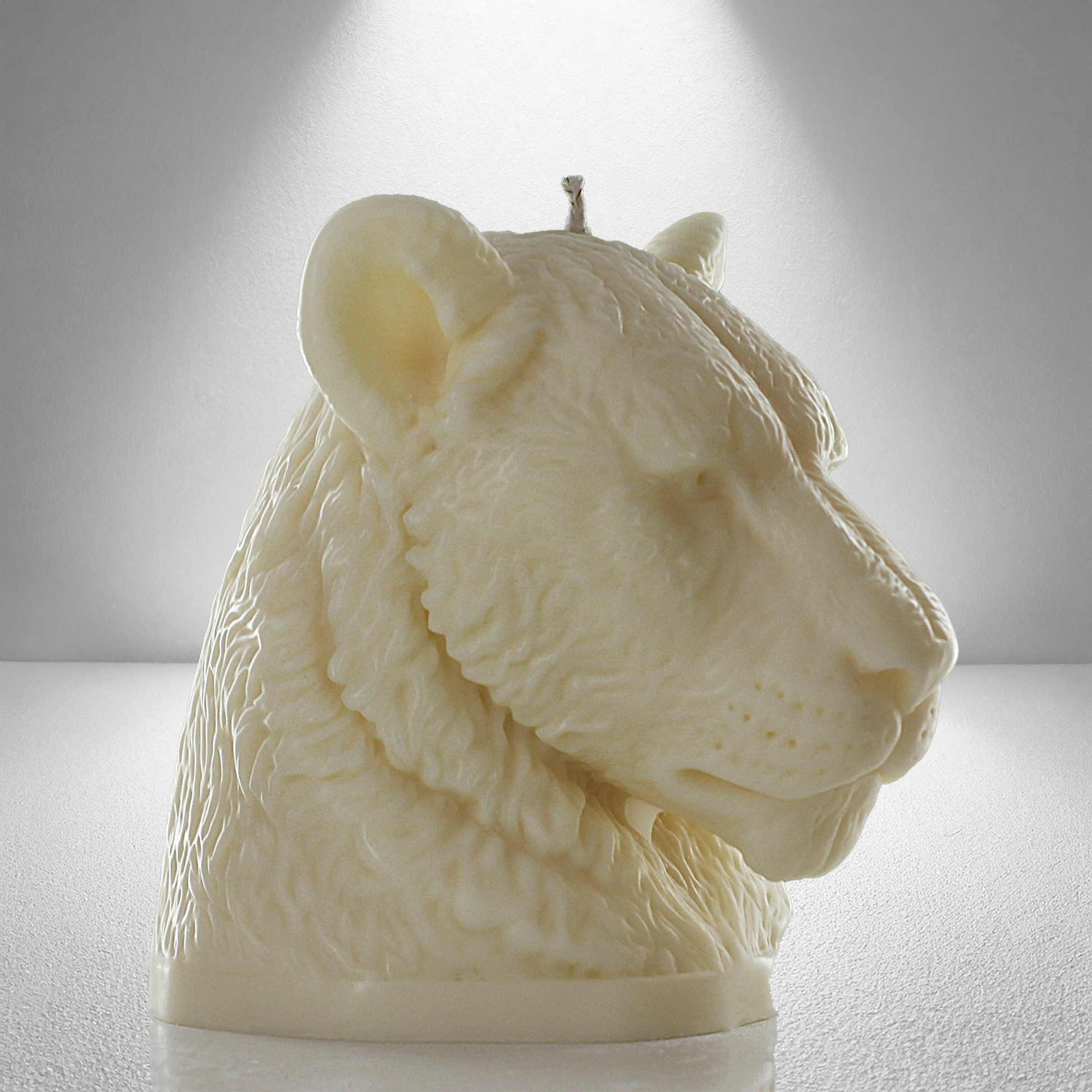 45 side view of bold soy candle sculpted as a lioness head, showcasing detailed fur and a powerful, elegant design perfect for decor.