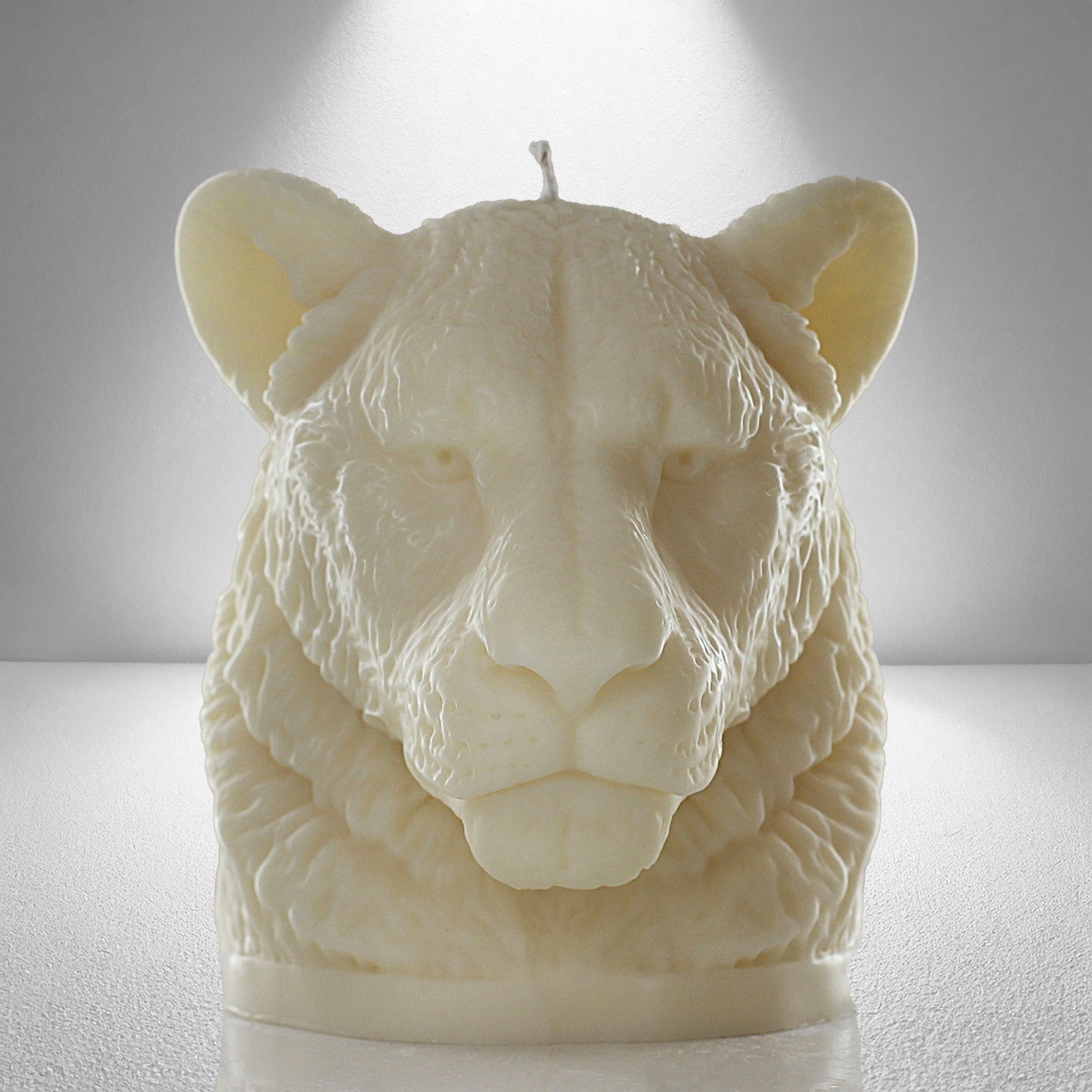 Front view of bold soy candle sculpted as a lioness head, showcasing detailed fur and a powerful, elegant design perfect for decor.